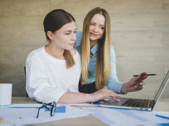 SVYATKOVSKY.COM businesswomen with laptop scaled