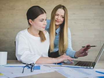businesswomen with laptop scaled