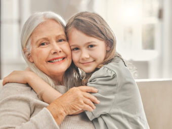 Versicherer begrüßen Themensetzung im Koalitionsvertrag 6 grandma girl portrait sofa hug love relationship development home senior woman grandchild bonding couch family values womens day weekend relax living room scaled