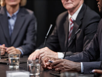 Versicherer begrüßen Themensetzung im Koalitionsvertrag 1 hands of black man sitting at table while speaking 2025 03 08 20 46 05 utc scaled