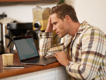 Versicherer begrüßen Themensetzung im Koalitionsvertrag 3 image adult man looking complicated laptop screen staring puzzled his monitor doing scaled