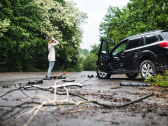 Versicherer begrüßen Themensetzung im Koalitionsvertrag 10 young woman standing by the damaged car after a ca 2024 10 18 09 52 52 utc scaled