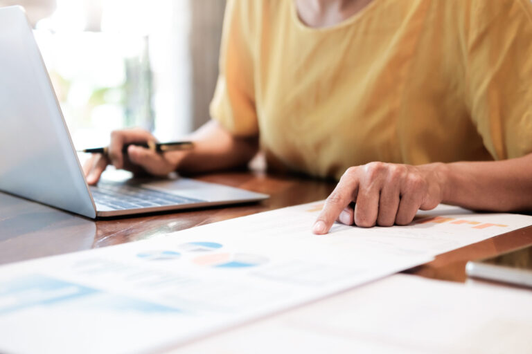 Silberstreif am deutschen Konjunkturhorizont 7 businesswoman analyse marketing data scaled