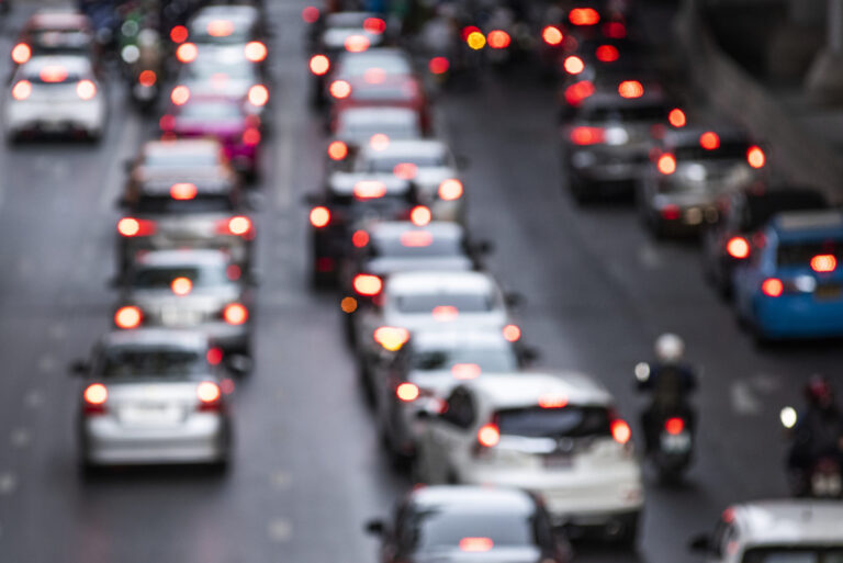 Aggression im Straßenverkehr nimmt zu 1 busy crowded traffic jam road scaled