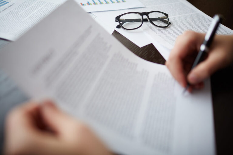 „Gewinn für Anleger“: das Fondsrisikobegrenzungsgesetz 5 glasses documents scaled
