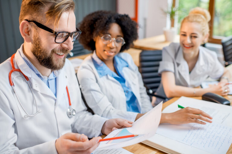 Vorsicht vor überhöhten Arztrechnungen im Ausland! 1 group of medical students in the classroom 2025 03 14 05 19 57 utc scaled