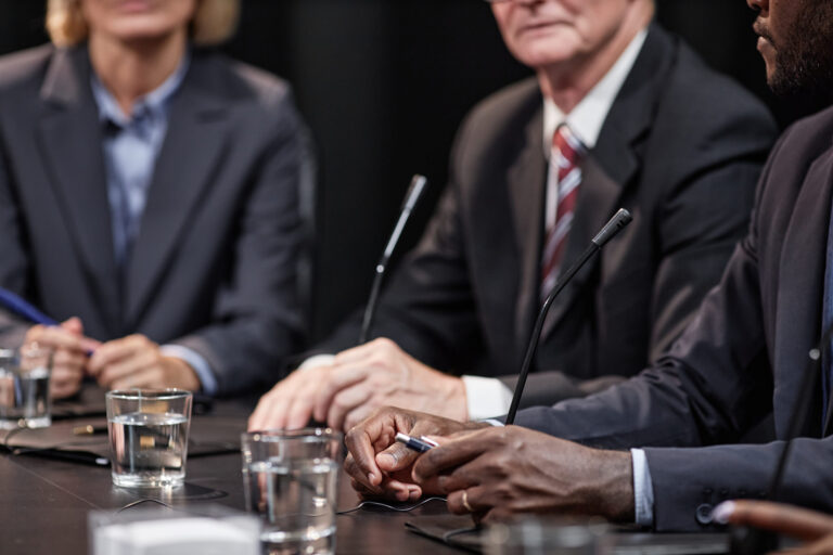 Versicherer begrüßen Themensetzung im Koalitionsvertrag 1 hands of black man sitting at table while speaking 2025 03 08 20 46 05 utc scaled
