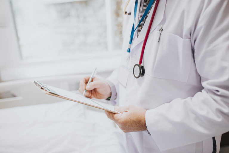 Run auf die private Krankenversicherung 6 physician noting down symptoms patient scaled