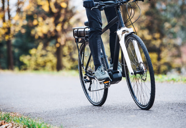 Erstes Fahrradpolicen-Rating legt große Unterschiede offen 8 unrecognizable man electrobike cycling outdoors road park scaled