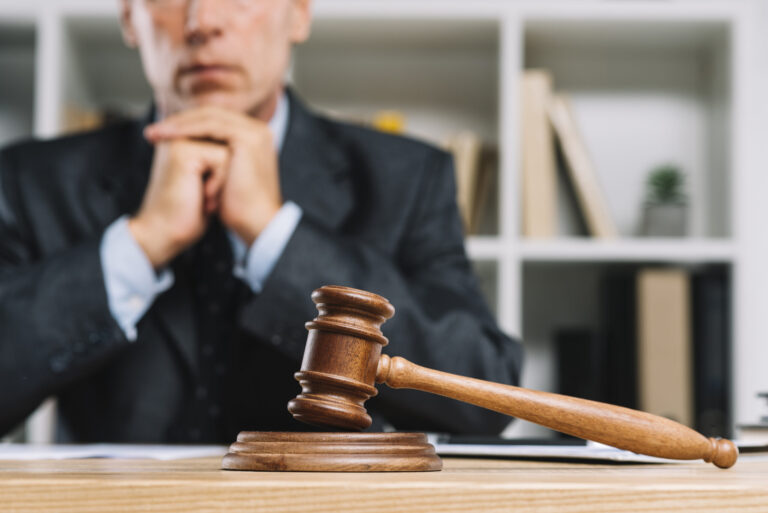 BGH stärkt Immobilienverkäufer in Notlagen 1 wooden judge gavel table front lawyer scaled